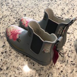 🛍 NWT Pink and Grey Floral Rain Boots 🛍